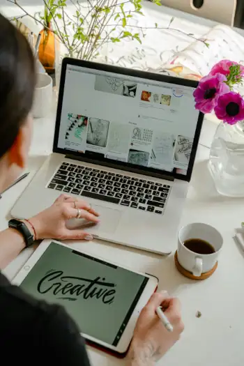 Cette image représente, Amélie Maussion, en pleine création graphique pour un logo personnalisé, unique et sur-mesure.