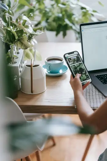 Une communauté sur les réseaux sociaux Instagram, Facebook et LinkedIn vous apporte une audience et une visibilité.